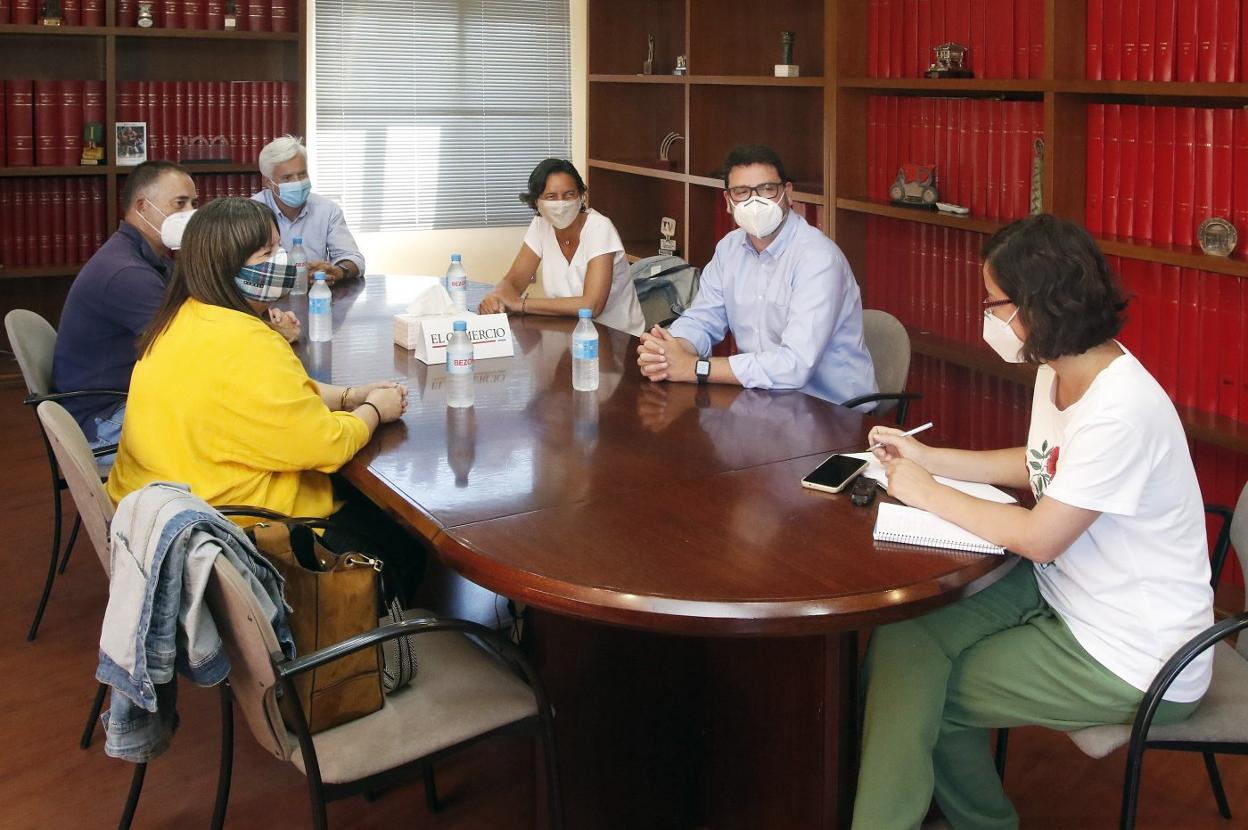 Sandra Nieto, vicepresidenta de Concapa; José Manuel Cueto, secretario general del sindicato Otecas; Fernando Redondo, director del colegio El Pilar, de Pola de Lena; y Chuseta Fuente y Simón Cortina, representante del profesorado y presidente de Escuelas Católicas, en el coloquio. 