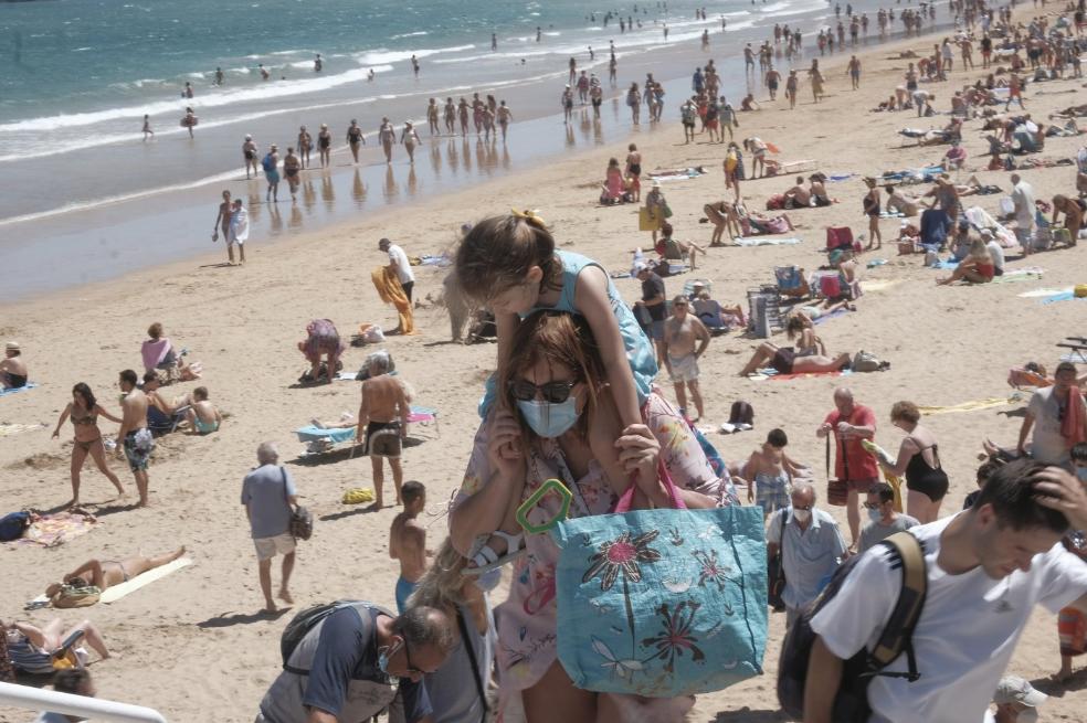 Gijón. La playa de San Lorenzo volvió a ser el punto elegido por gran parte de los gijoneses y visitantes para disfrutar de un día de calor como el de ayer. 