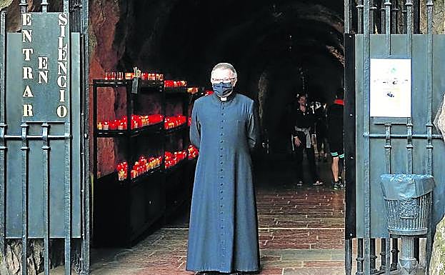 Adolfo Mariño, abad de Covadonga, a la salida del santuario.