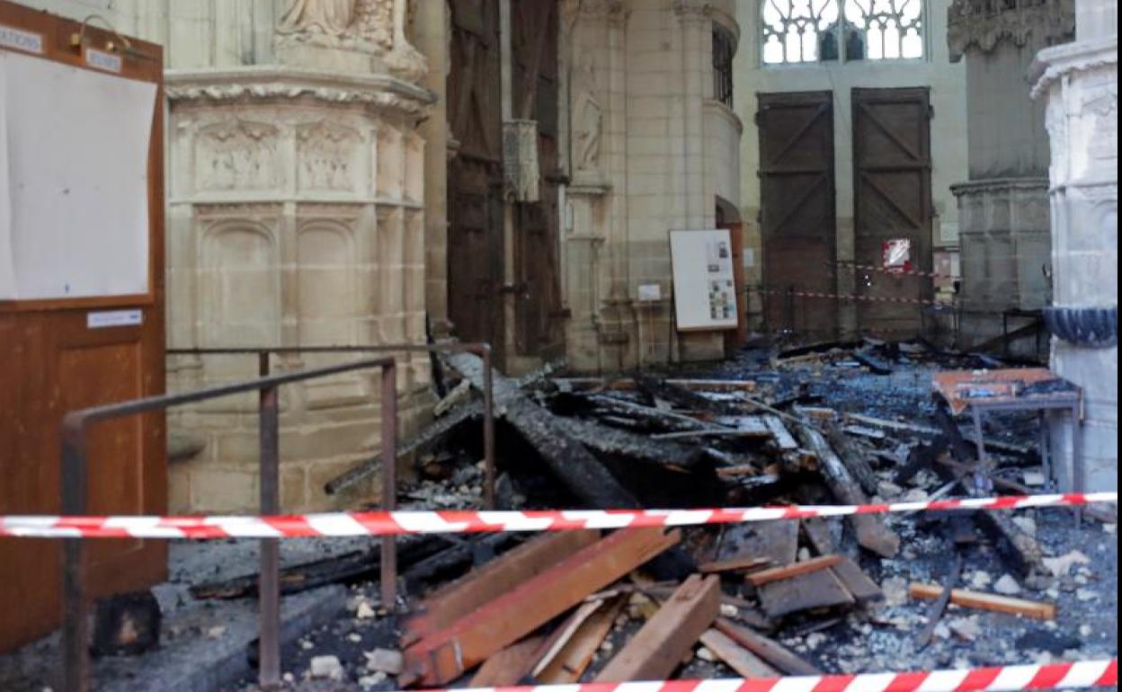 Interior de la catedral de Nantes tras el incendio.