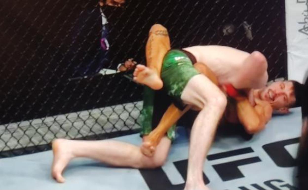 Joel Álvarez encaja la guillotina a Joe Duffy, llave con la finalizó el combate 