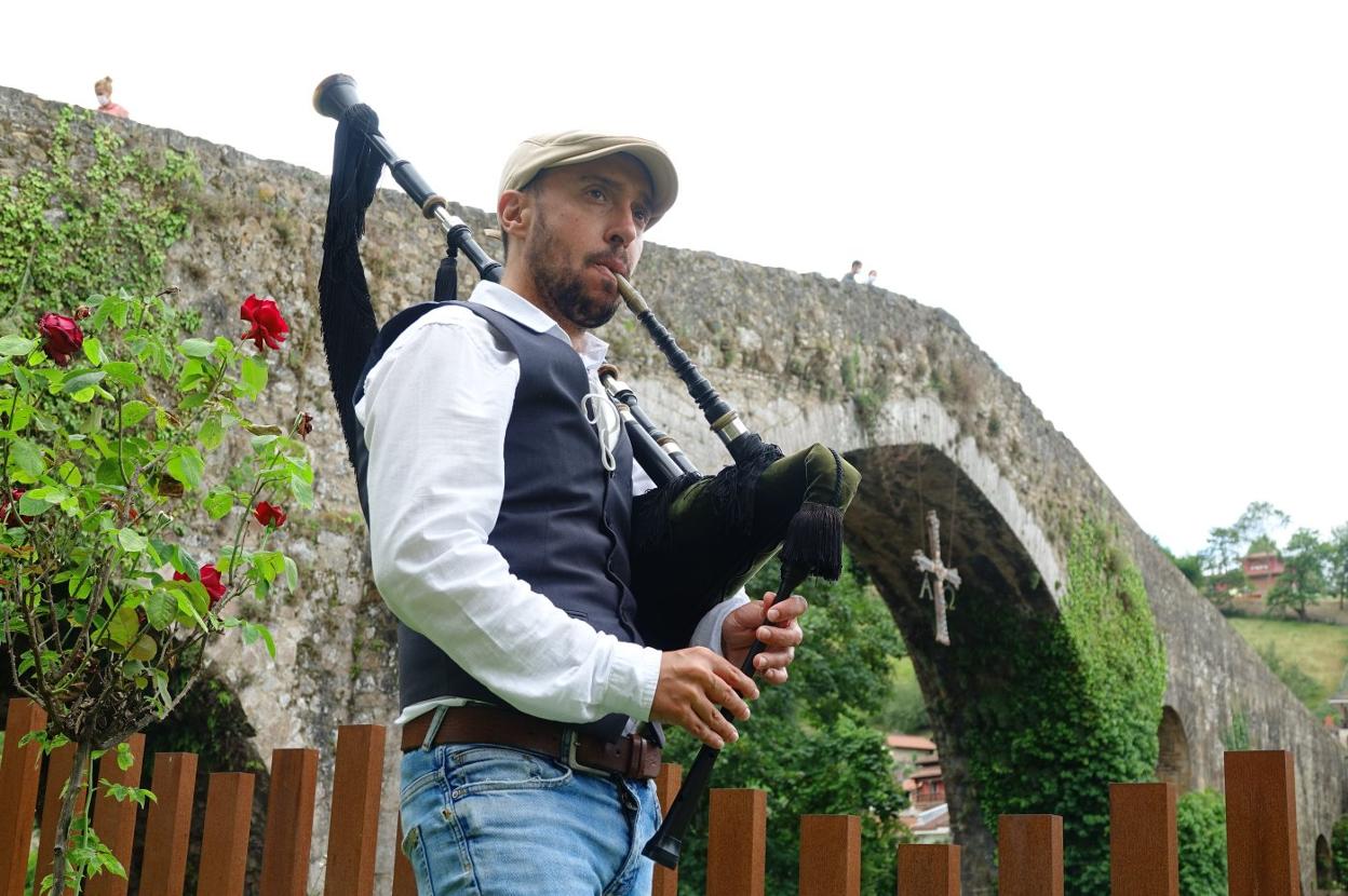 Serxu Luaces, en el Puente de Cangas de Onís, donde toca a diario. 