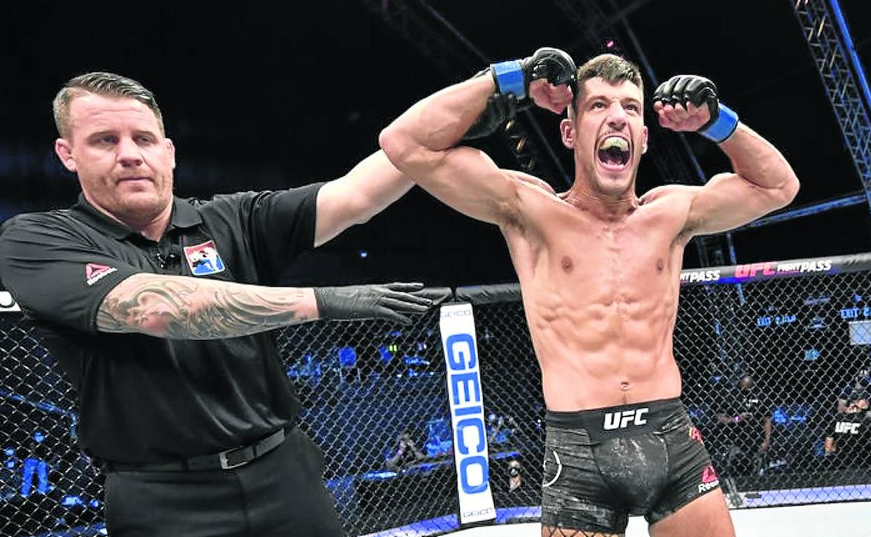 Joel Álvarez estalla de alegría cuando el árbitro del combate le da como vencedor ante Duffy, en el cuadrilátero ubicado en Fight Island. u. f. c.