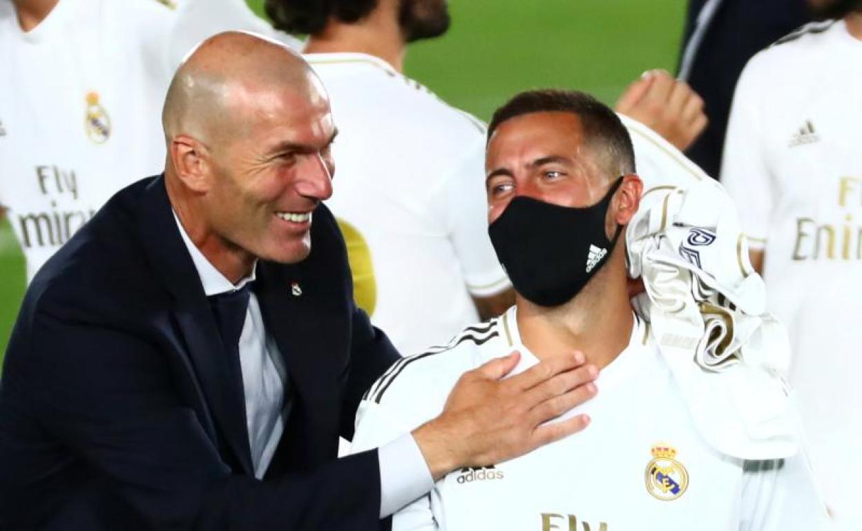 Zidane anima a Hazard durante la celebración del título del Real Madrid. 