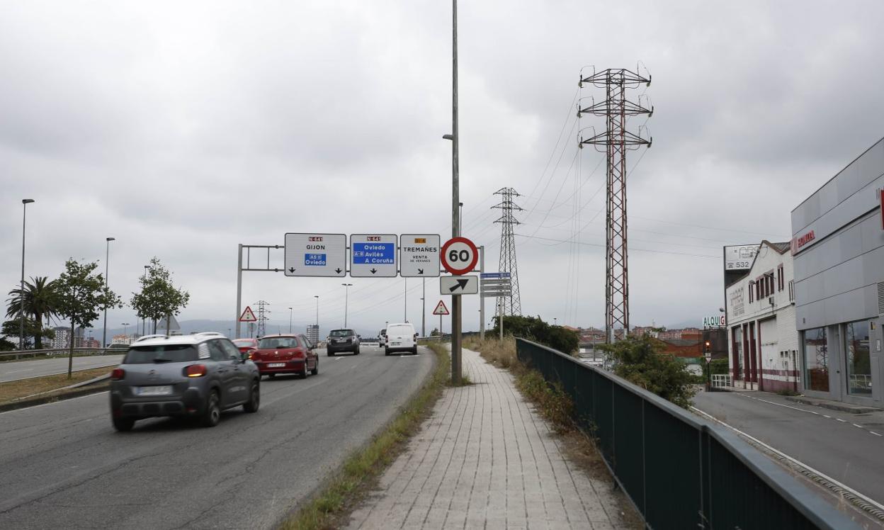 Torres eléctricas, con el tendido aéreo de alta tensión, a lo largo de la avenida del Príncipe de Asturias y que el Ayuntamiento quiere que se soterren cuando se desarrolle el plan de vías. 