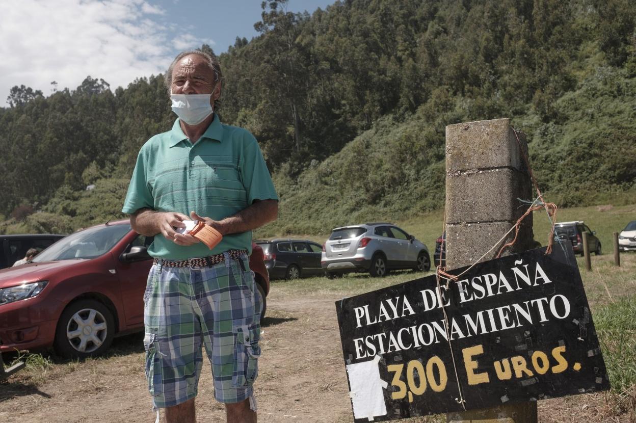Javier Rivero, en su aparcamiento de la playa de España. 