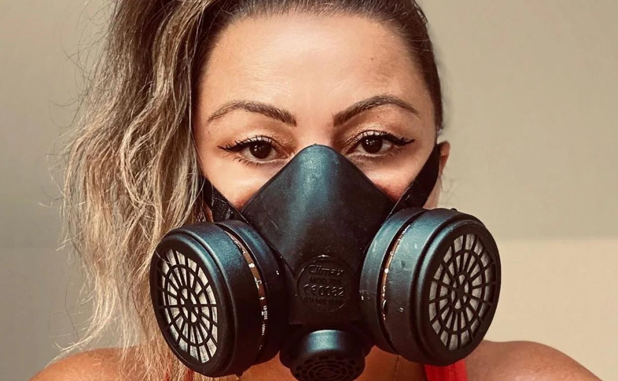 Efectivamente Traducción Finalmente Amaia Montero, con máscara antigases tóxicos contra la COVID-19 | El  Comercio: Diario de Asturias
