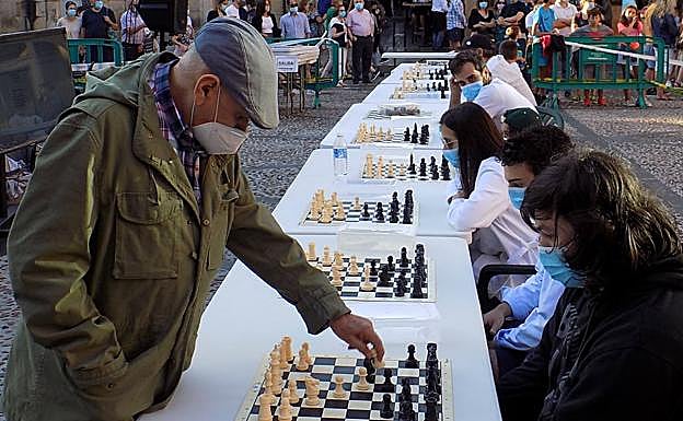 Imagen principal - El gran maestro Silvino García, el maestro Fide Enrique Álvarez y el maestro Fide Iván Andrés. 