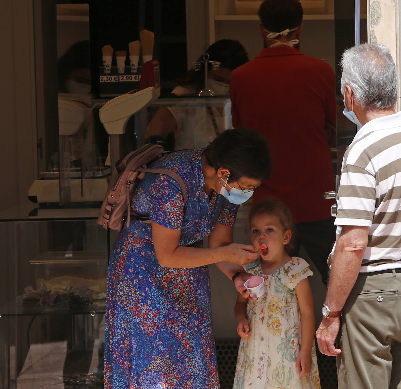 Asturianos y visitantes han disfrutado de un miércoles caluroso en las calles y en los arenales. 