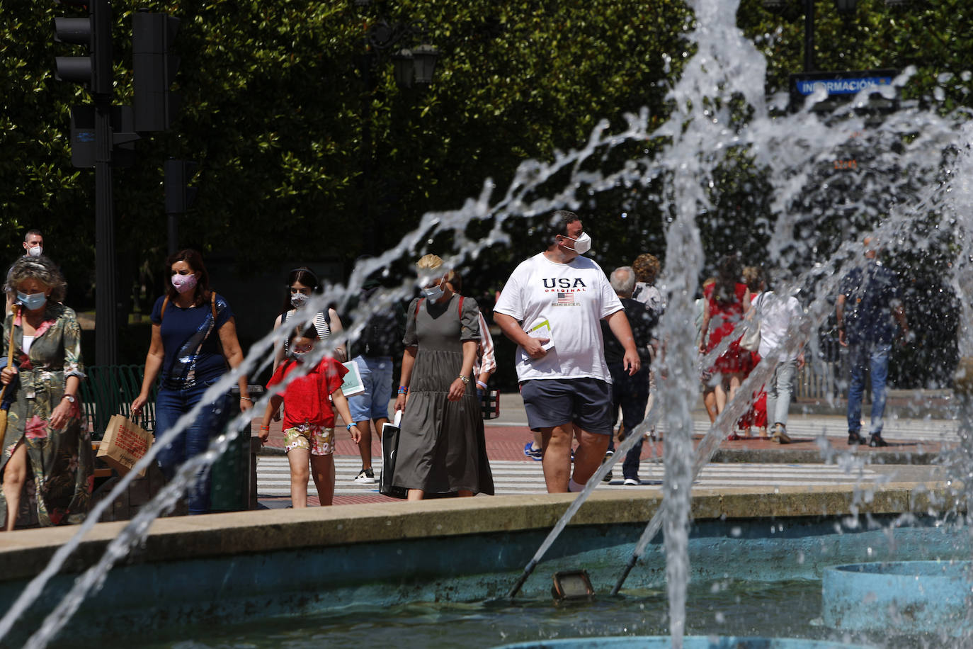 Asturianos y visitantes han disfrutado de un miércoles caluroso en las calles y en los arenales. 