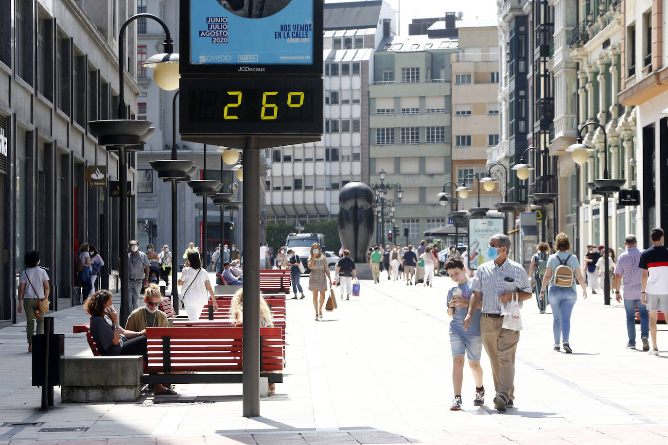 Asturianos y visitantes han disfrutado de un miércoles caluroso en las calles y en los arenales. 