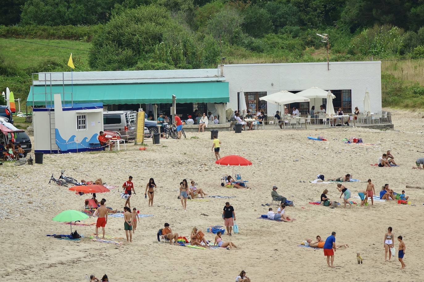Asturianos y visitantes han disfrutado de un miércoles caluroso en las calles y en los arenales. 