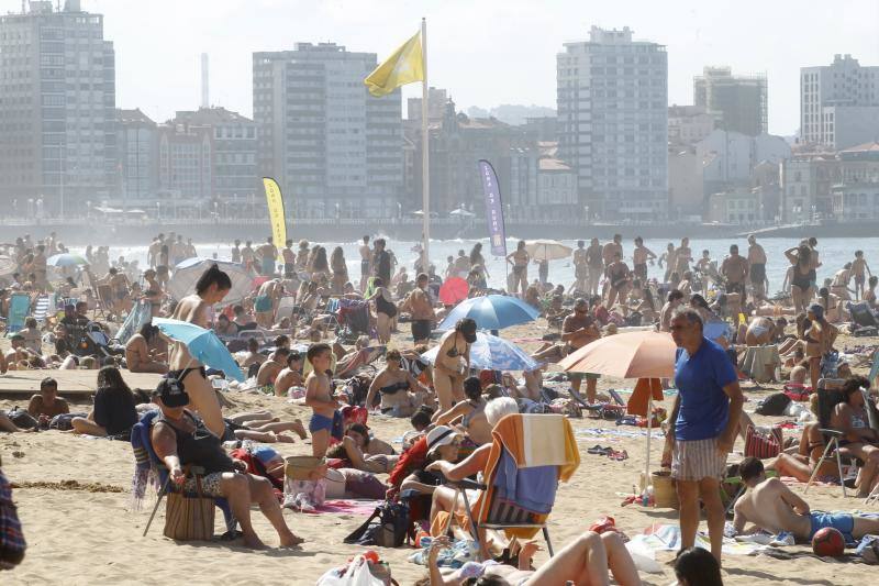 Asturianos y visitantes han disfrutado de un miércoles caluroso en las calles y en los arenales. 