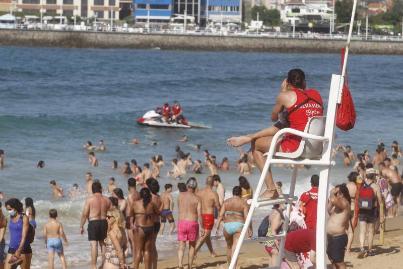 Asturianos y visitantes han disfrutado de un miércoles caluroso en las calles y en los arenales. 