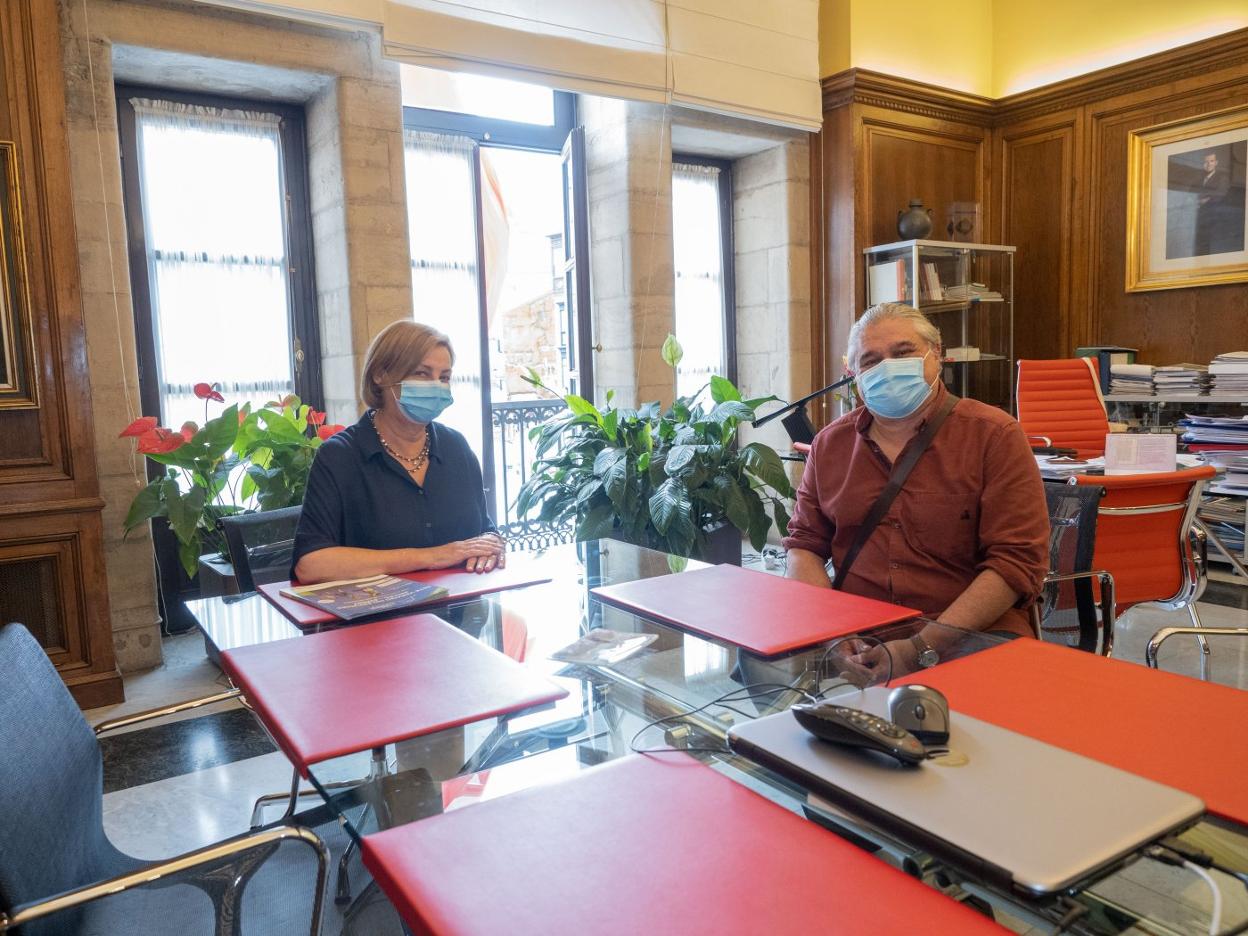 La alcaldesa, Mariví Monteserín, junto al gerente del Área Sanitaria III, Ricardo de Dios, en el despacho de Alcaldía en el Ayuntamiento. 