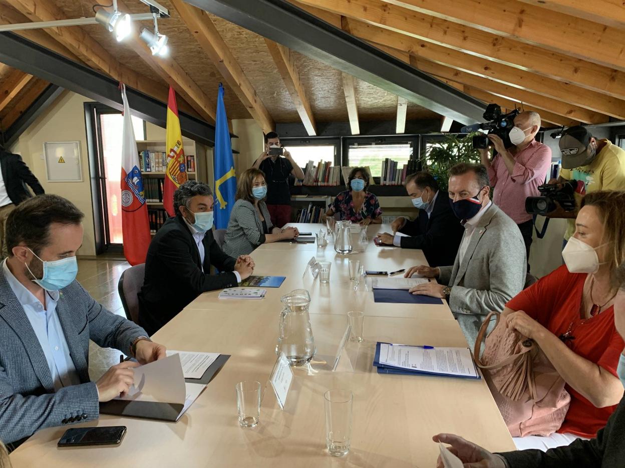 David Villar, Alejandro Calvo, Begoña López, Beatriz Fernández, Antonio Lucio, Juan Guillermo Blanco y Marisa Pascual, en Unquera. 