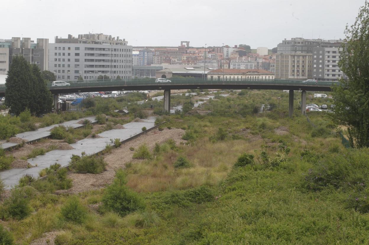 Terrenos próximos al parque de Moreda donde el Ayuntamiento quiere construir la estación intermodal. 