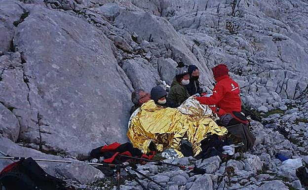 Imagen. Rescatada una familia belga que se desorientó intentando llegar al refugio del Uriellu