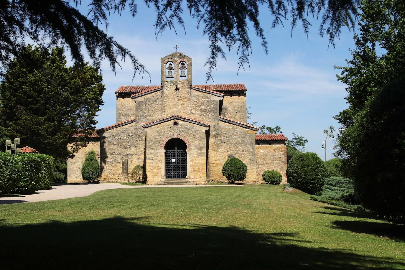 Iglesia de San Julián de los Prados.