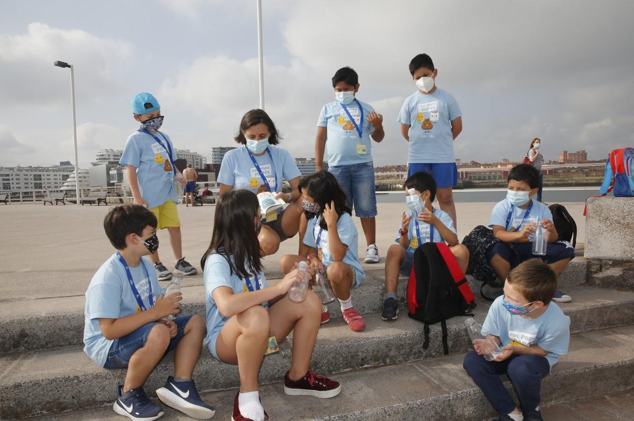 Los niños del campus de verano antes de ir a recoger conchas a la orilla de la playa de Poniente. 