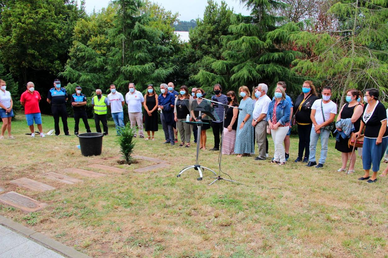 Los asistentes, en silencio, antes de proceder con la plantación del texu junto al colegio San Félix de Candás. 