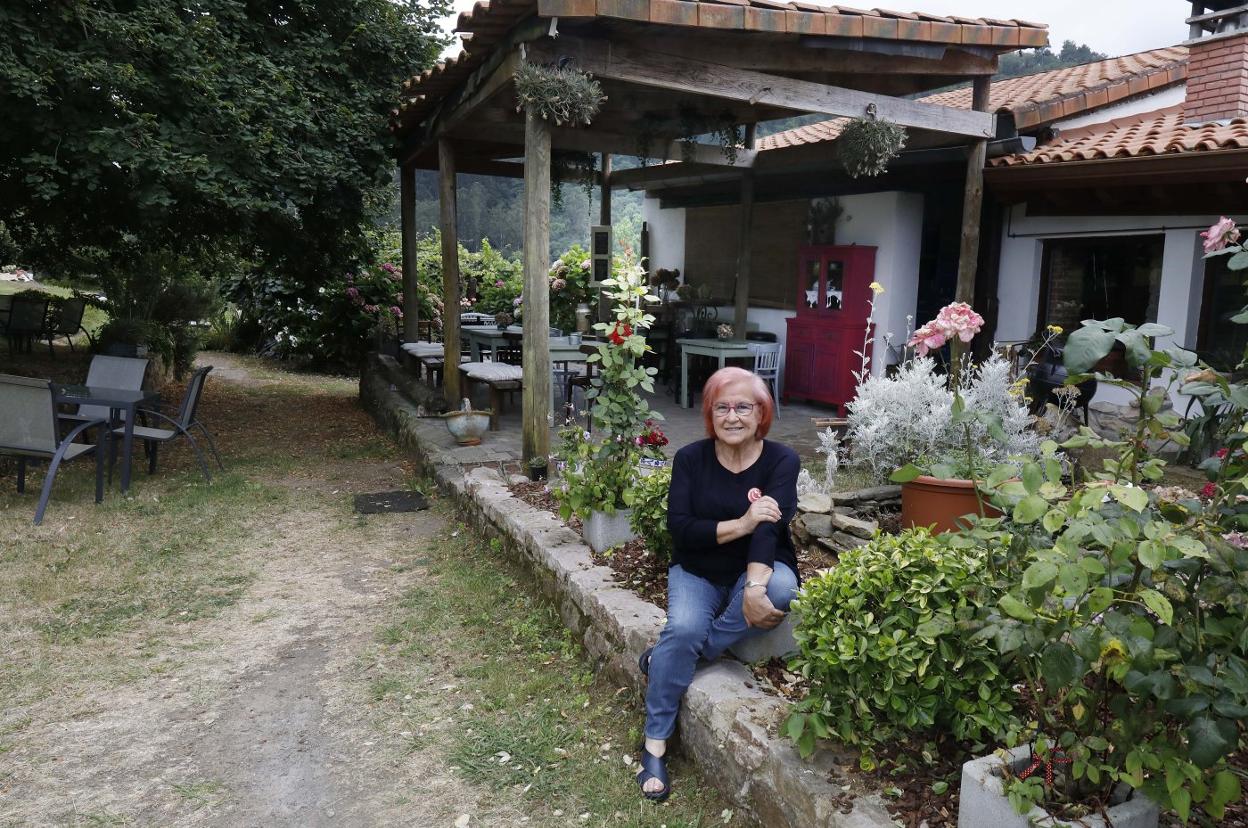 Viri, en el jardín de su restaurante, rodeada de plantas. 