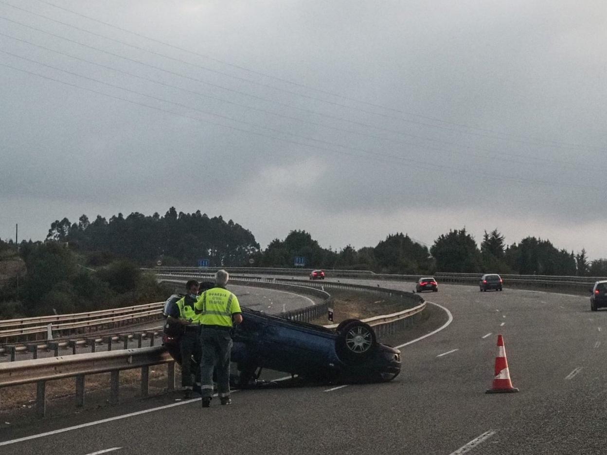 El turismo volcado obligó a cortar durante algo más de una hora uno de los carriles de la A-8. 