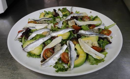 Ensalada de brotes tiernos con queso tres leches de Pría, cherrys y bocarte del restaurante Casa Gabriel (Gijón) 