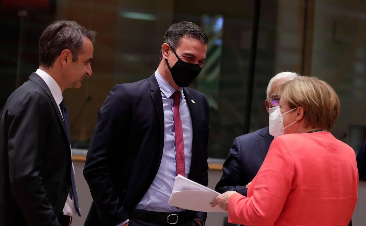 Pedro Sánchez conversa con Angela Merkel en la madrugada del pasado martes en Bruselas. 