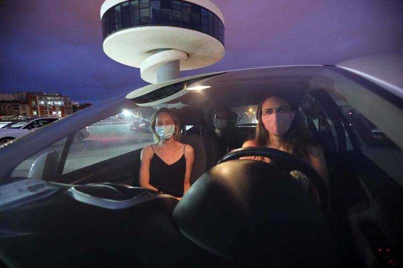 Espectadoras en el autocine del Niemeyer. 
