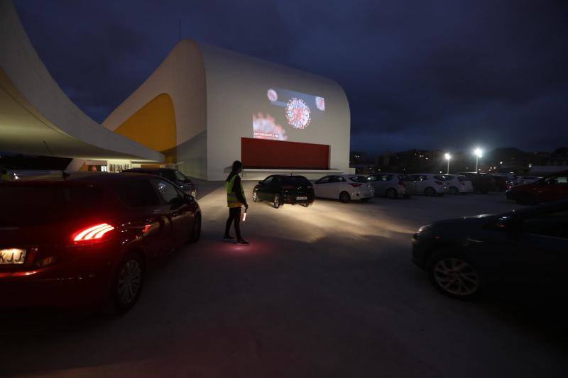 La explanada del Niemeyer se convirtió en la noche de este jueves en un autocine. Los espectadores pudieron disfrutar de un clásico como 'Cinema Paradiso'.