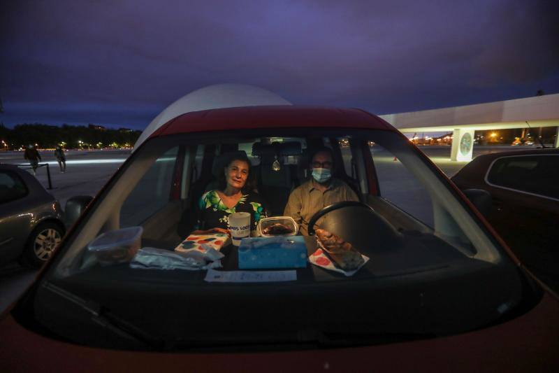 La explanada del Niemeyer se convirtió en la noche de este jueves en un autocine. Los espectadores pudieron disfrutar de un clásico como 'Cinema Paradiso'.