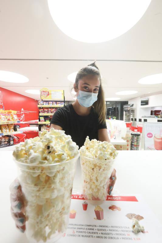 La explanada del Niemeyer se convirtió en la noche de este jueves en un autocine. Los espectadores pudieron disfrutar de un clásico como 'Cinema Paradiso'.