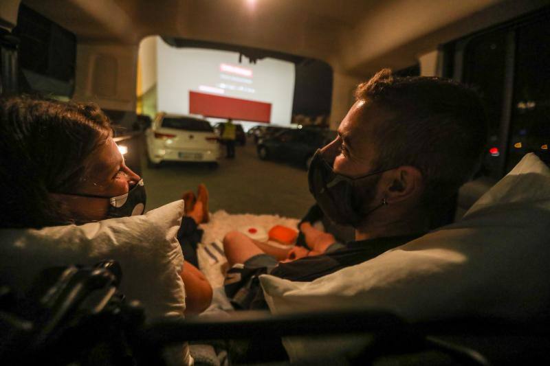 La explanada del Niemeyer se convirtió en la noche de este jueves en un autocine. Los espectadores pudieron disfrutar de un clásico como 'Cinema Paradiso'.