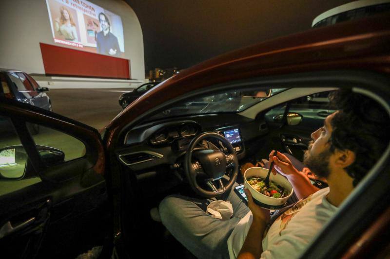 La explanada del Niemeyer se convirtió en la noche de este jueves en un autocine. Los espectadores pudieron disfrutar de un clásico como 'Cinema Paradiso'.