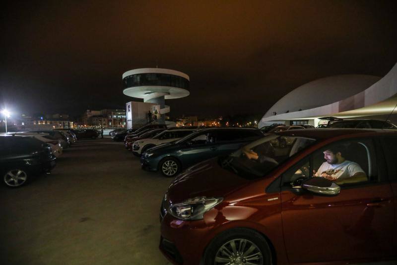 La explanada del Niemeyer se convirtió en la noche de este jueves en un autocine. Los espectadores pudieron disfrutar de un clásico como 'Cinema Paradiso'.
