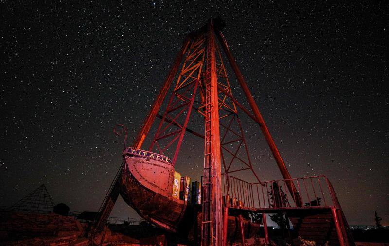 Parece que el mundo se detiene al observar el cielo estrellado de Idlib (Siria). Sin embargo, basta con bajar un poco la mirada para darse cuenta de la realidad: edificios destruidos por una guerra que comenzó hace más de nueve años y que parece no tener fin, un campamento para sirios desplazados, un parque de atracciones abandonado y combatientes a lo largo de la primera línea con las fuerzas gubernamentales. Así son las noches en la provincia de Idlib, controlada por los rebeldes sirios. 