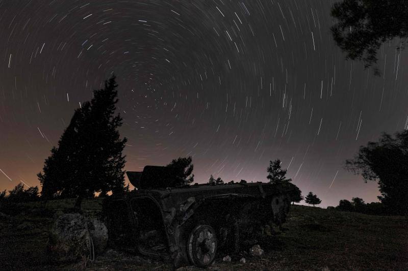 Parece que el mundo se detiene al observar el cielo estrellado de Idlib (Siria). Sin embargo, basta con bajar un poco la mirada para darse cuenta de la realidad: edificios destruidos por una guerra que comenzó hace más de nueve años y que parece no tener fin, un campamento para sirios desplazados, un parque de atracciones abandonado y combatientes a lo largo de la primera línea con las fuerzas gubernamentales. Así son las noches en la provincia de Idlib, controlada por los rebeldes sirios. 