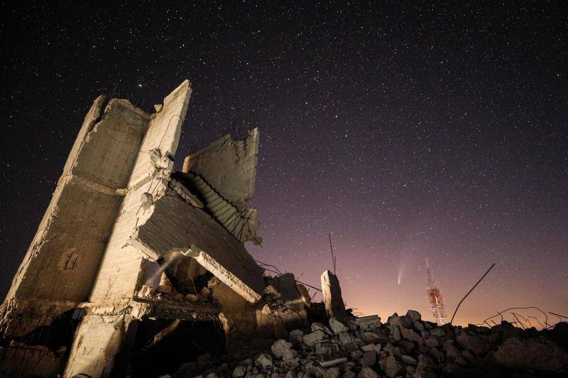 Parece que el mundo se detiene al observar el cielo estrellado de Idlib (Siria). Sin embargo, basta con bajar un poco la mirada para darse cuenta de la realidad: edificios destruidos por una guerra que comenzó hace más de nueve años y que parece no tener fin, un campamento para sirios desplazados, un parque de atracciones abandonado y combatientes a lo largo de la primera línea con las fuerzas gubernamentales. Así son las noches en la provincia de Idlib, controlada por los rebeldes sirios. 