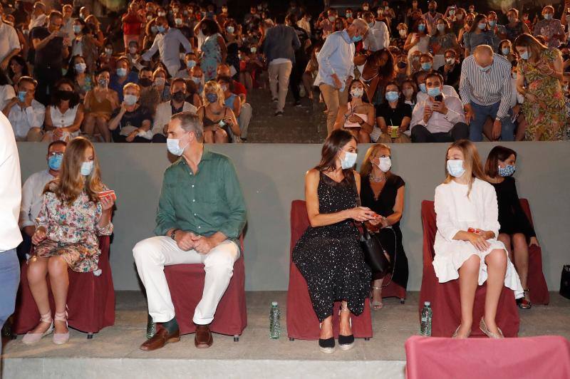 Don Felipe y doña Letizia iniciaron en Canarias su gira por todo el país tras el confinamiento. Los Reyes visitarán todas las comunidades autónomas de España con el objetivo de apoyar al turismo después de la pandemia. 