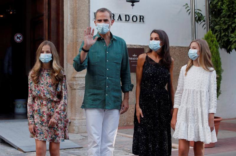 Don Felipe y doña Letizia iniciaron en Canarias su gira por todo el país tras el confinamiento. Los Reyes visitarán todas las comunidades autónomas de España con el objetivo de apoyar al turismo después de la pandemia. 