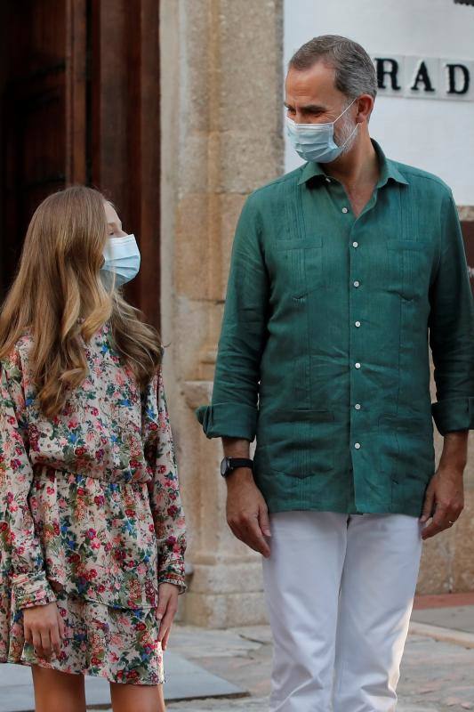 Don Felipe y doña Letizia iniciaron en Canarias su gira por todo el país tras el confinamiento. Los Reyes visitarán todas las comunidades autónomas de España con el objetivo de apoyar al turismo después de la pandemia. 