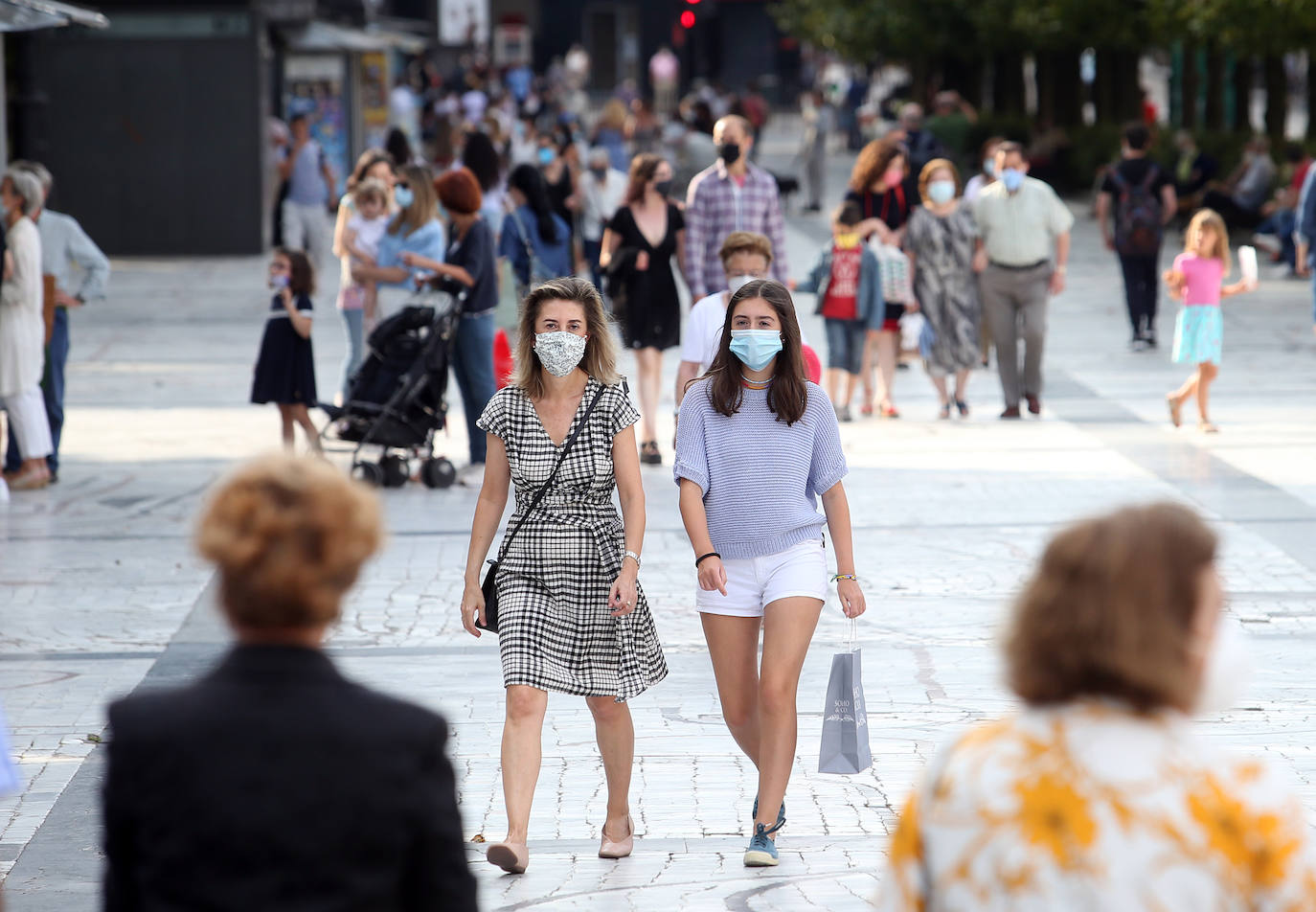Asturias abarrota playas, ríos, parques, merenderos y terrazas para disfrutar de un fin de semana veraniego.