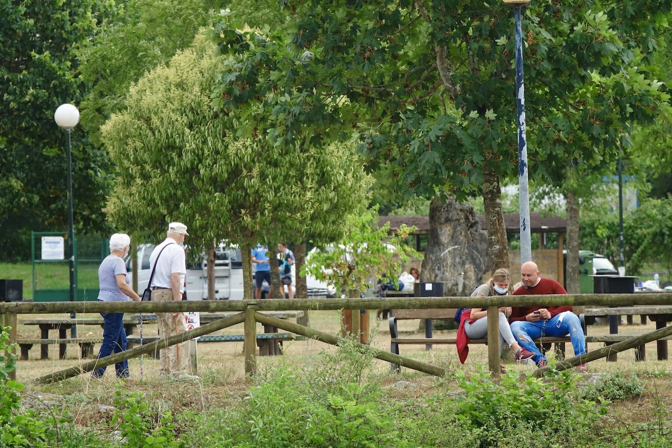 Asturias abarrota playas, ríos, parques, merenderos y terrazas para disfrutar de un fin de semana veraniego.
