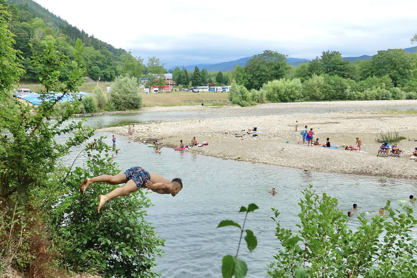 Asturias abarrota playas, ríos, parques, merenderos y terrazas para disfrutar de un fin de semana veraniego.