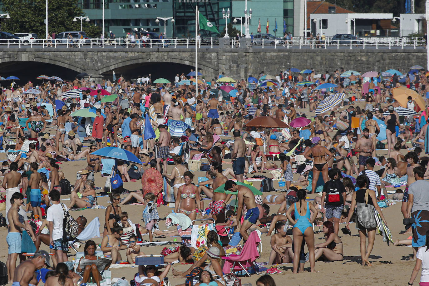 AAsturias abarrota playas, ríos, parques, merenderos y terrazas para disfrutar de un fin de semana veraniego.
