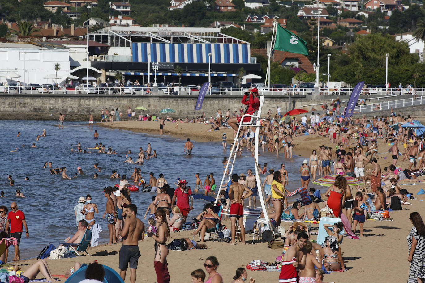 Asturias abarrota playas, ríos, parques, merenderos y terrazas para disfrutar de un fin de semana veraniego.