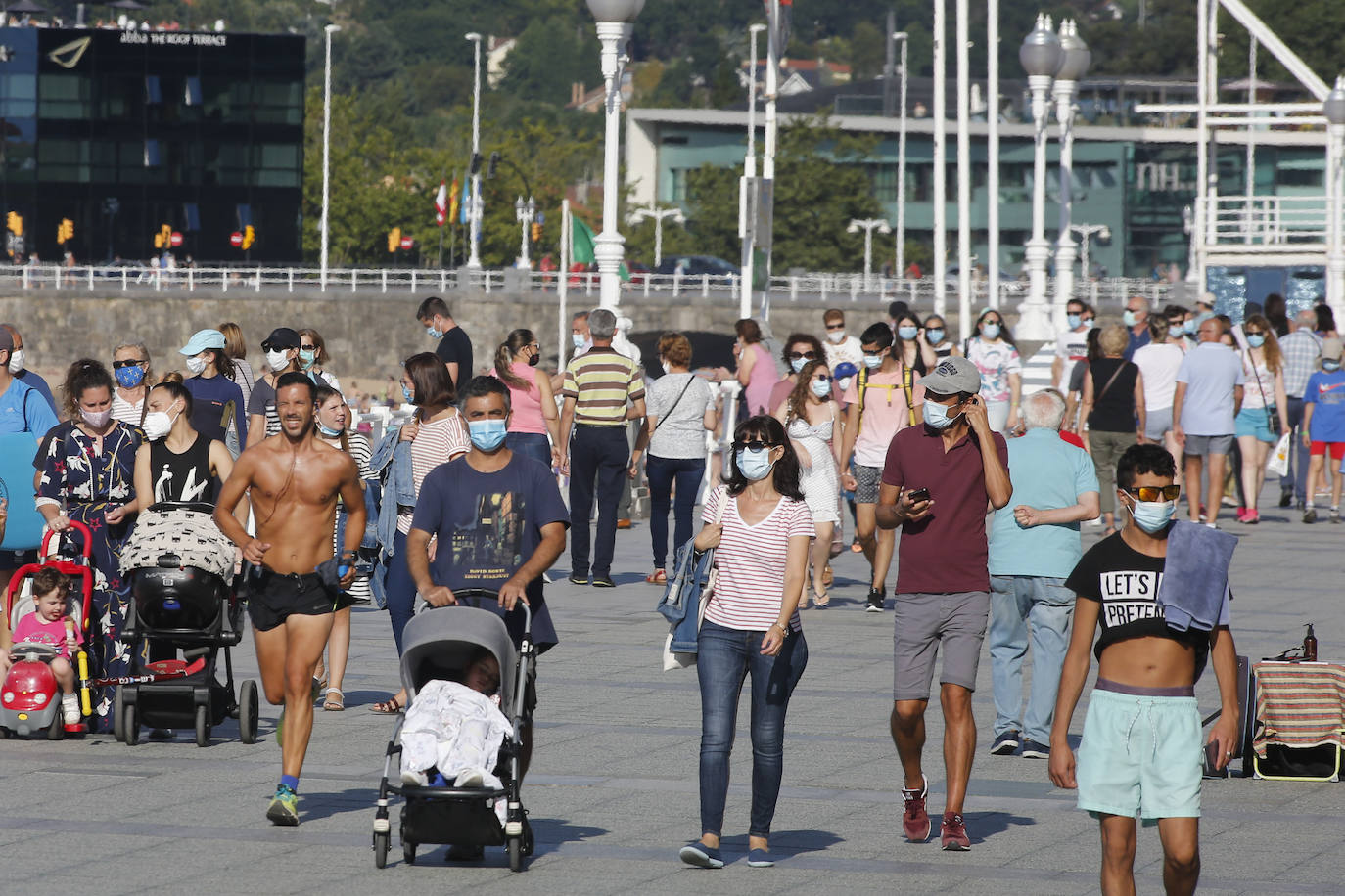 Asturias abarrota playas, ríos, parques, merenderos y terrazas para disfrutar de un fin de semana veraniego.