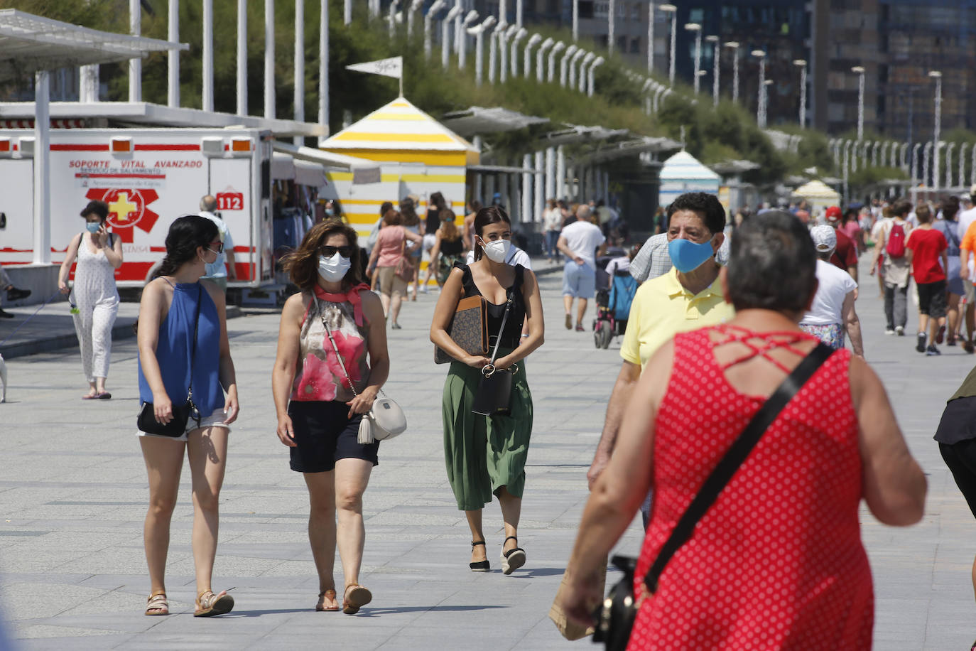 Asturias abarrota playas, ríos, parques, merenderos y terrazas para disfrutar de un fin de semana veraniego.