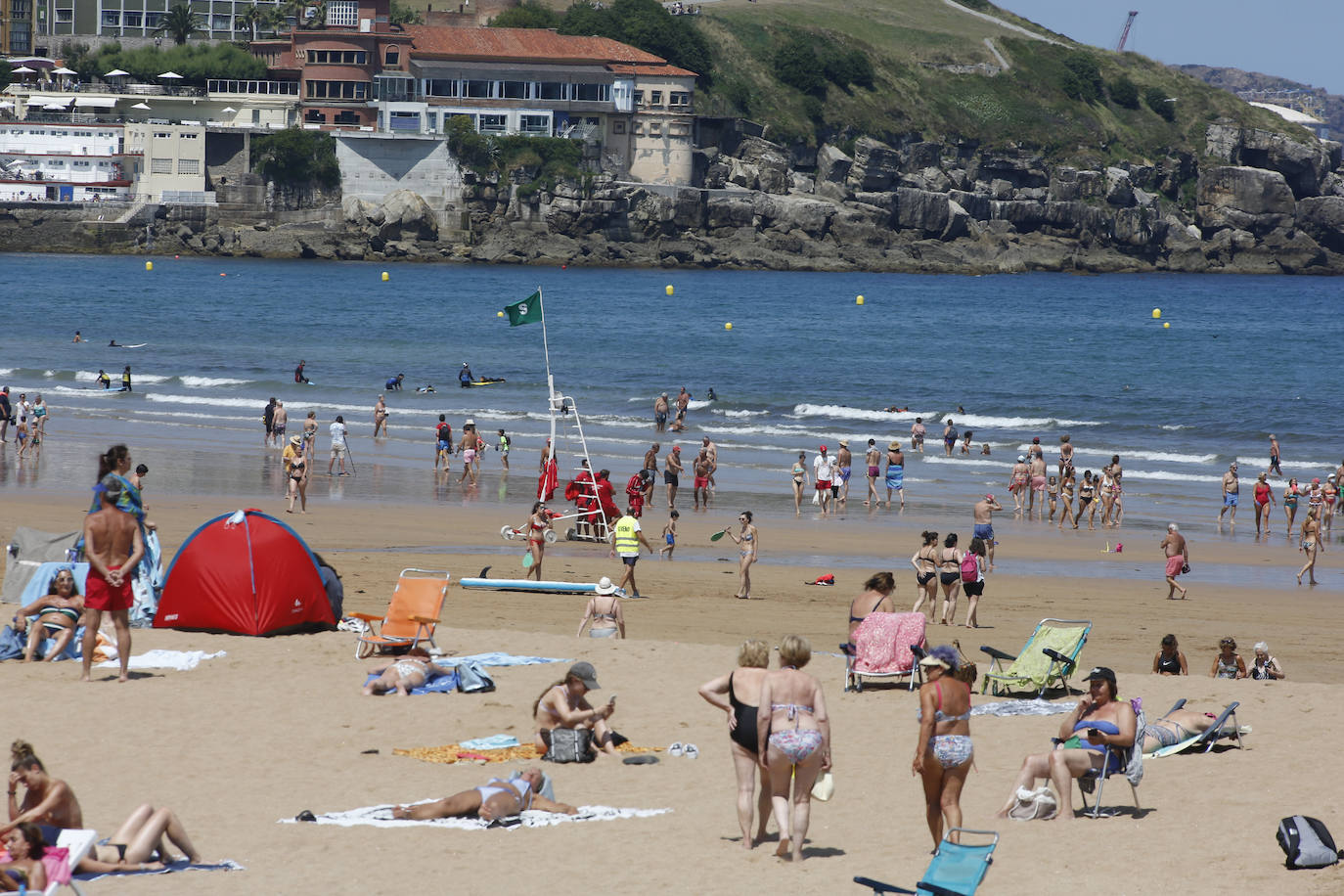 Asturias abarrota playas, ríos, parques, merenderos y terrazas para disfrutar de un fin de semana veraniego.